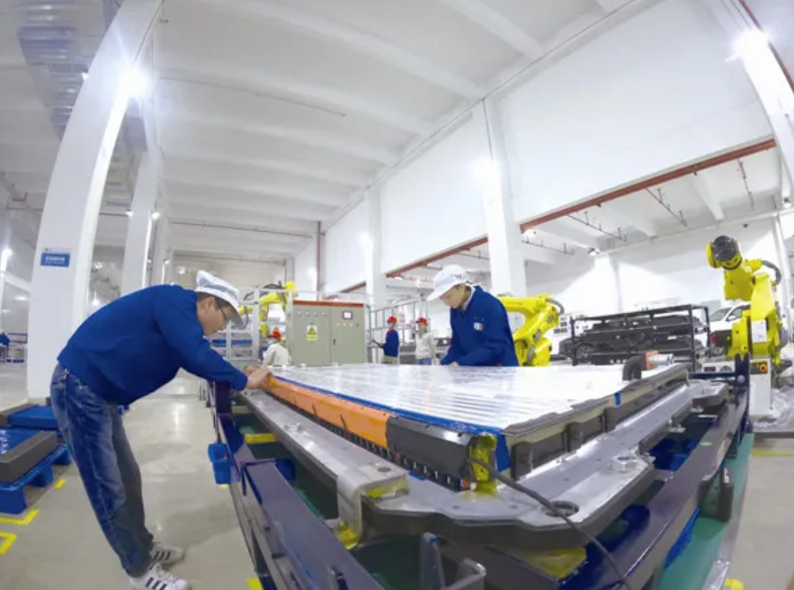 比亞迪動力電池生產基地車間內,工人正在進行刀片電池包最后組裝 比亞迪動力電池生產基地車間內,工人正在進行刀片電池包最后組裝