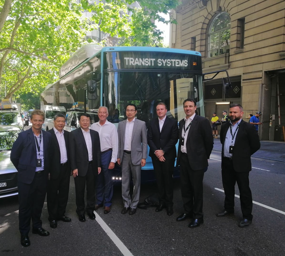2019年，在比亞迪亞太汽車銷售事業部總經理劉學亮（左五）與比亞迪澳大利亞合作伙伴TSA管理層陪同下，時任廣東省副省長的張虎（左三）一行乘坐澳洲運營的比亞迪純電動大巴