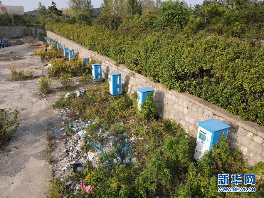 淮南市舜耕山風景區旁的一排充電樁,周邊雜草叢生(無人機照片) 淮南市舜耕山風景區旁的一排充電樁,周邊雜草叢生(無人機照片)