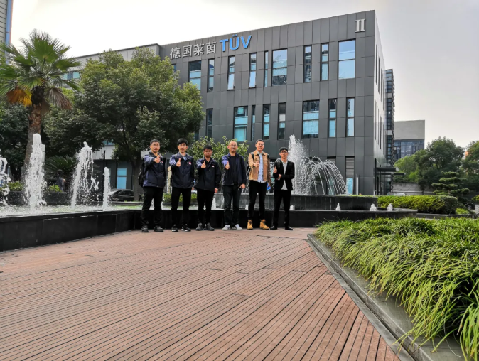 (日日順科技服務赴萊茵認證留念) (日日順科技服務赴萊茵認證留念)