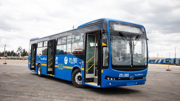 比亞迪電動巴士充電時長約1.5~2.5小時，單次充電續航超過300公里