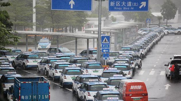 極端天氣下排隊等待充電的新能源汽車