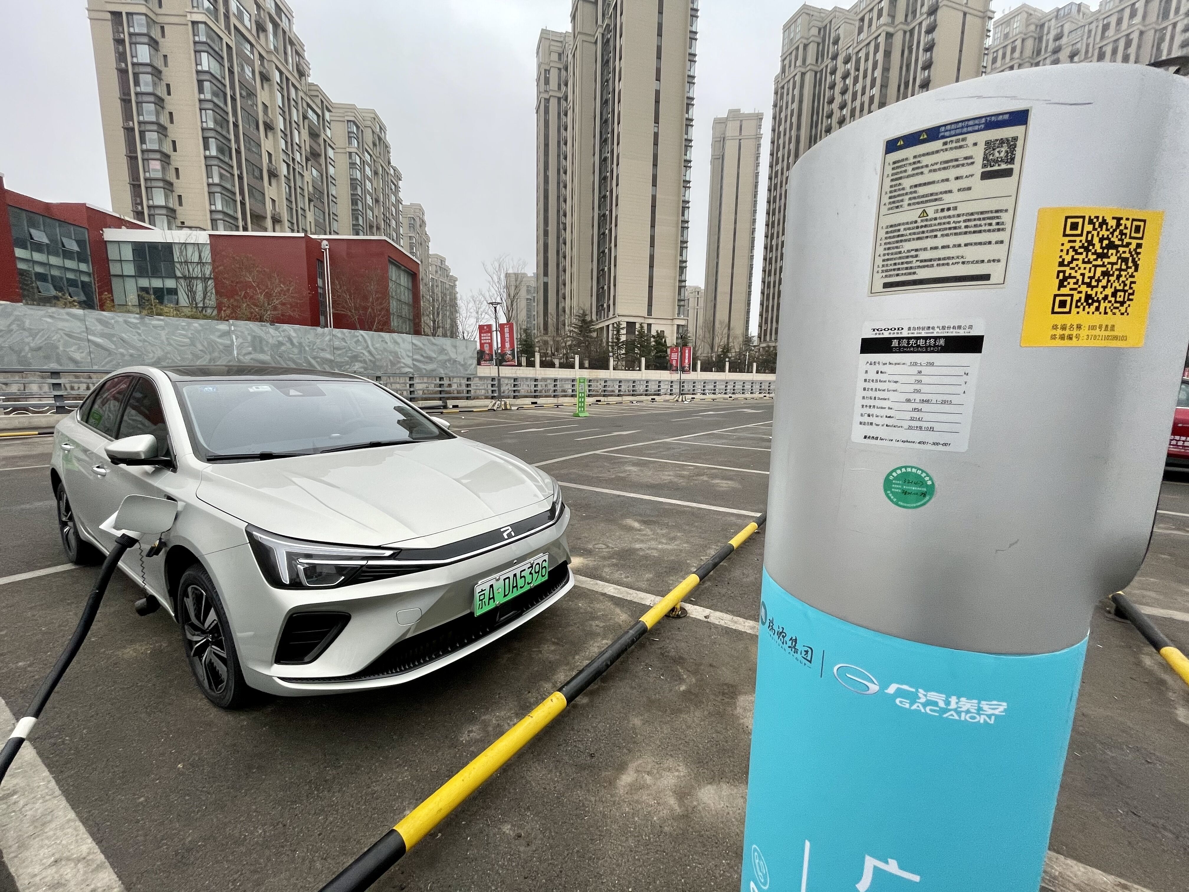 榮威ER6純電動車在充電中