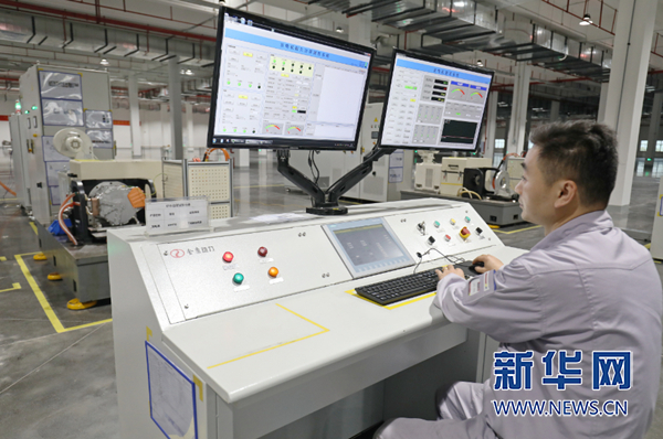 工作人員正在調(diào)試設備。新華網(wǎng)發(fā)（郭思云 攝）