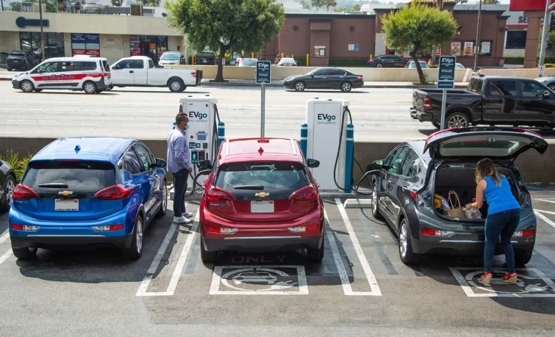 拜登推出千億美元電動(dòng)汽車(chē)計(jì)劃  要與中國(guó)一較高下？