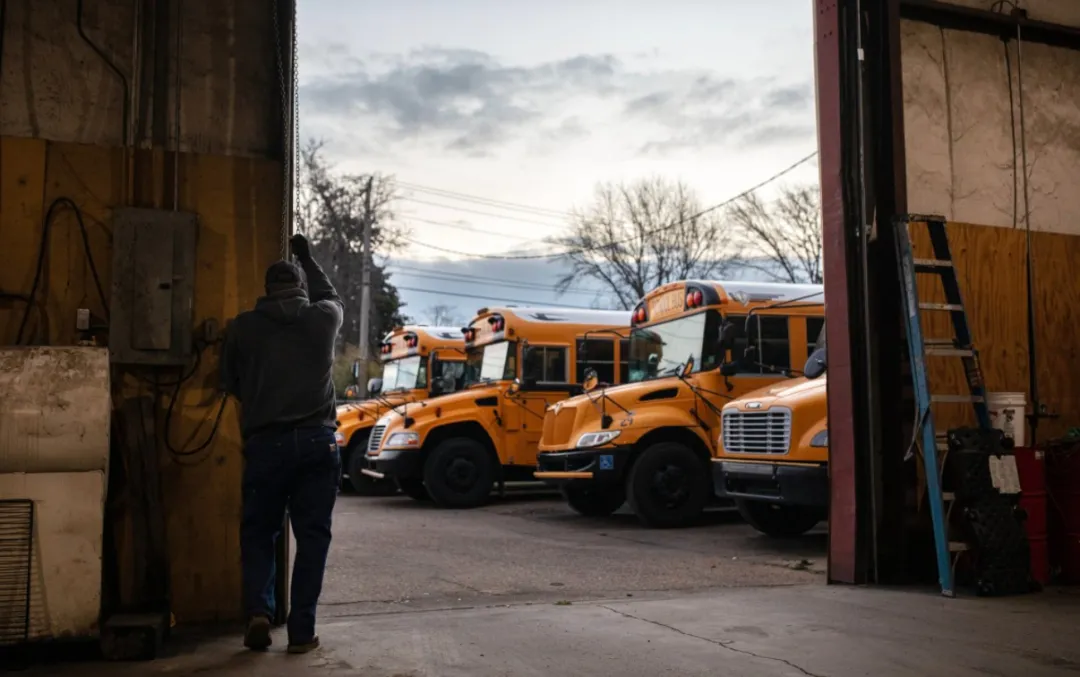 拜登推出千億美元電動(dòng)汽車(chē)計(jì)劃  要與中國(guó)一較高下？