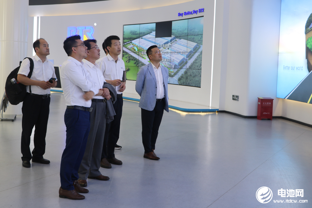 2021年中國電池新能源產(chǎn)業(yè)鏈調(diào)研團(tuán)一行參觀考察貝特瑞集團(tuán)江蘇工廠