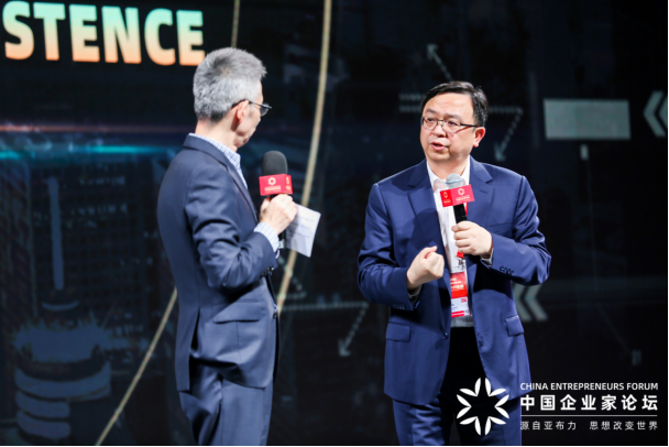 圖注：主持人問答環節，蔣昌建對話王傳福