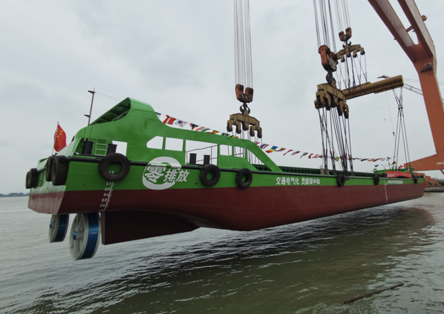 首艘國(guó)產(chǎn)內(nèi)河純電池動(dòng)力集裝箱船正式下水
