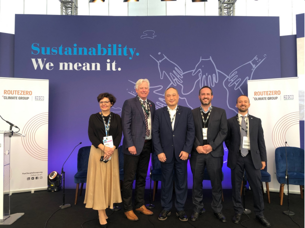 比亞迪歐洲有限責(zé)任公司商用車業(yè)務(wù)中心總經(jīng)理何一鵬（左三）參加由氣候組織舉辦的RouteZero圓桌論壇