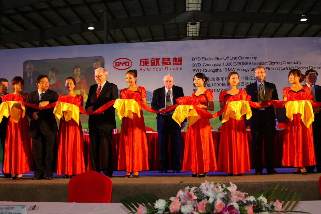 2010年巴菲特一行見證比亞迪首臺K9新車下線