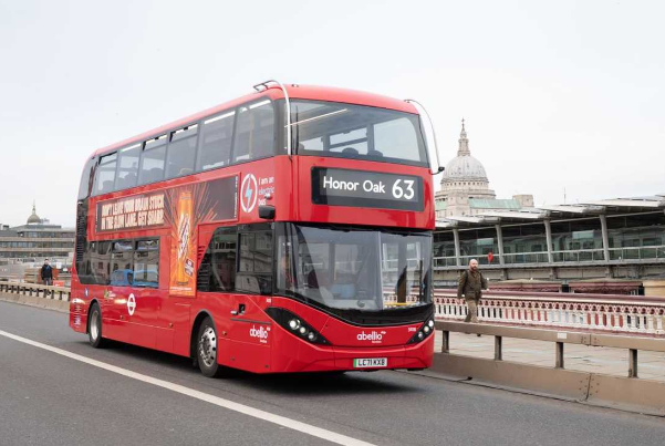 行駛在倫敦63號公交線上的BYD ADL Enviro400EV純電動雙層巴士