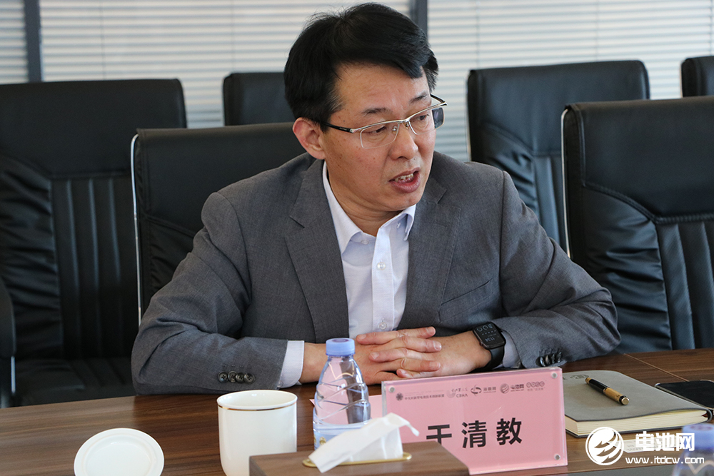 青島市民營(yíng)經(jīng)濟(jì)發(fā)展局一級(jí)調(diào)研員李中強(qiáng)一行到訪海融網(wǎng)山東總部