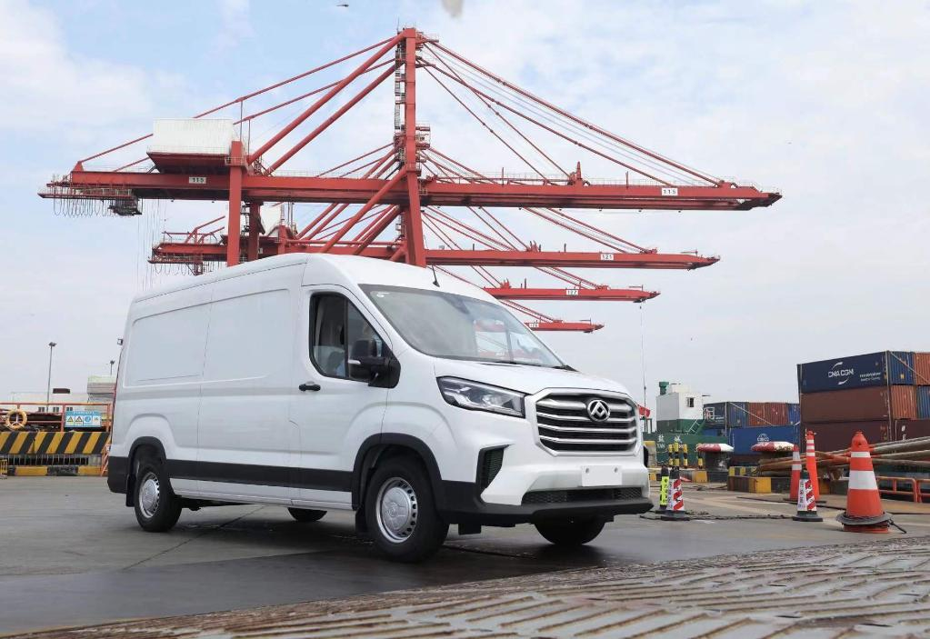 正在港口“蓄勢待發”的上汽大通汽車。 受訪者供圖