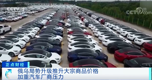 缺“芯”！產量腰斬！各大車企“慌”了？特斯拉股價暴跌25%