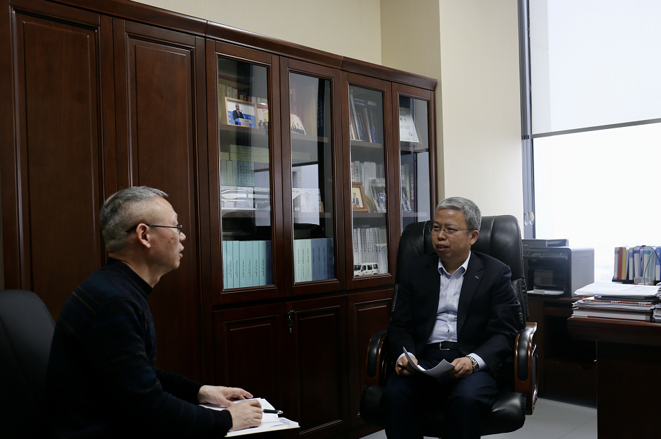 中國汽車工業協會副秘書長陳士華(右) 中國汽車工業協會副秘書長陳士華(右)