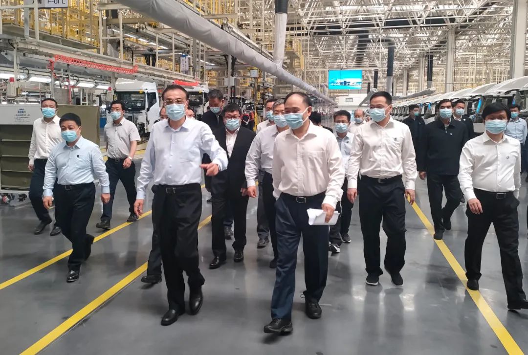 國(guó)務(wù)院總理李克強(qiáng)考察吉利新能源商用車上饒低碳數(shù)智工廠 國(guó)務(wù)院總理李克強(qiáng)考察吉利新能源商用車上饒低碳數(shù)智工廠