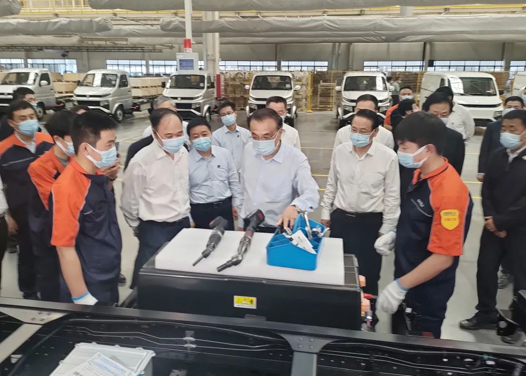 國(guó)務(wù)院總理李克強(qiáng)考察吉利新能源商用車上饒低碳數(shù)智工廠 國(guó)務(wù)院總理李克強(qiáng)考察吉利新能源商用車上饒低碳數(shù)智工廠