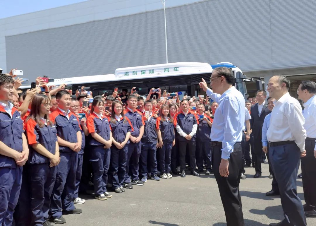 國(guó)務(wù)院總理李克強(qiáng)考察吉利新能源商用車上饒低碳數(shù)智工廠 國(guó)務(wù)院總理李克強(qiáng)考察吉利新能源商用車上饒低碳數(shù)智工廠