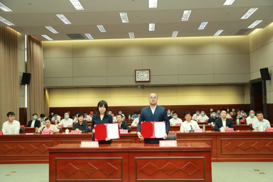 鷹潭高新區(qū)與耀寧科技年產(chǎn)20GWh磷酸鐵鋰電池項(xiàng)目一期簽約儀式現(xiàn)場