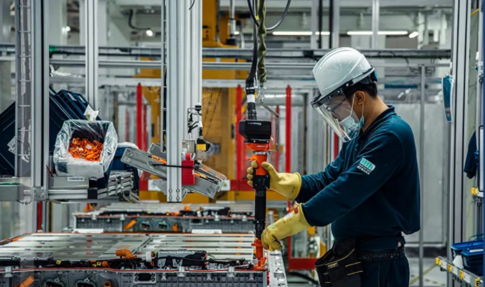 北京奔馳國產新一代電池下線