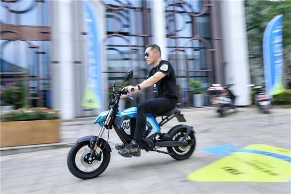 摩獸發布旗下首款新國標潮玩跨騎電自Pesgo one