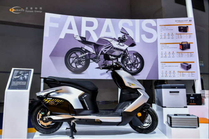 孚能科技展臺上展出的ZEEHO AE8展車