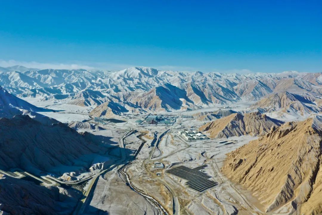 總投資約50億！夏日哈木鎳鈷礦采選項目產(chǎn)出首批鎳鈷精礦粉