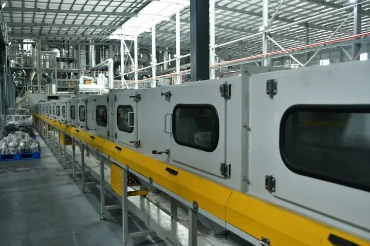 貴州安達(dá)科技能源股份有限公司磷酸鐵鋰生產(chǎn)車間。開陽縣融媒體中心