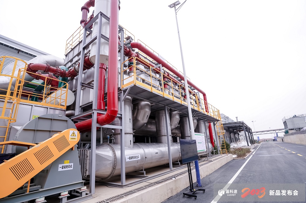 與會嘉賓參觀考察廢氣治理產線