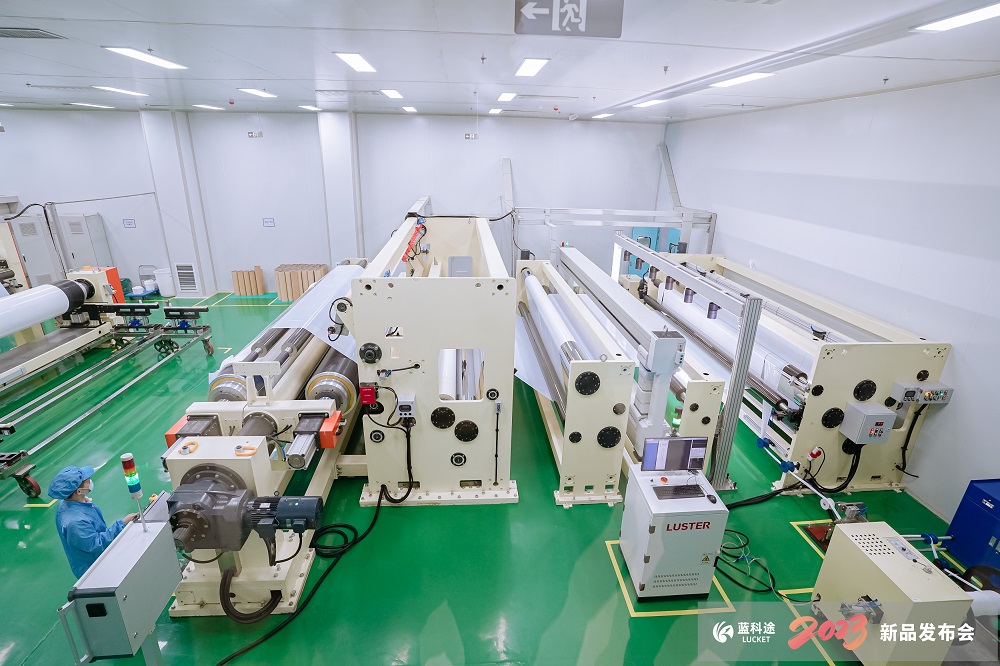 與會嘉賓參觀考察隔膜產線