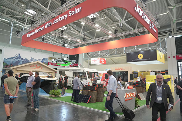 華寶新能攜旗艦Jackery電小二2000 Plus 首秀全球最大光伏展 華寶新能攜旗艦Jackery電小二2000 Plus 首秀全球最大光伏展