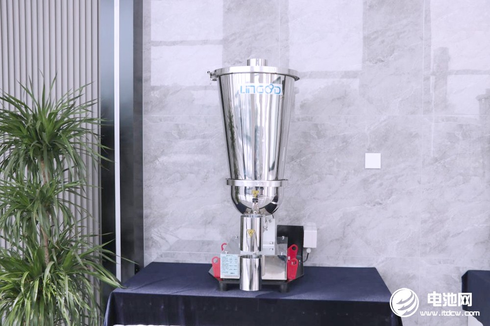 中關村新型電池技術創新聯盟秘書長于清教一行參觀考察靈鴿科技 中關村新型電池技術創新聯盟秘書長于清教一行參觀考察靈鴿科技