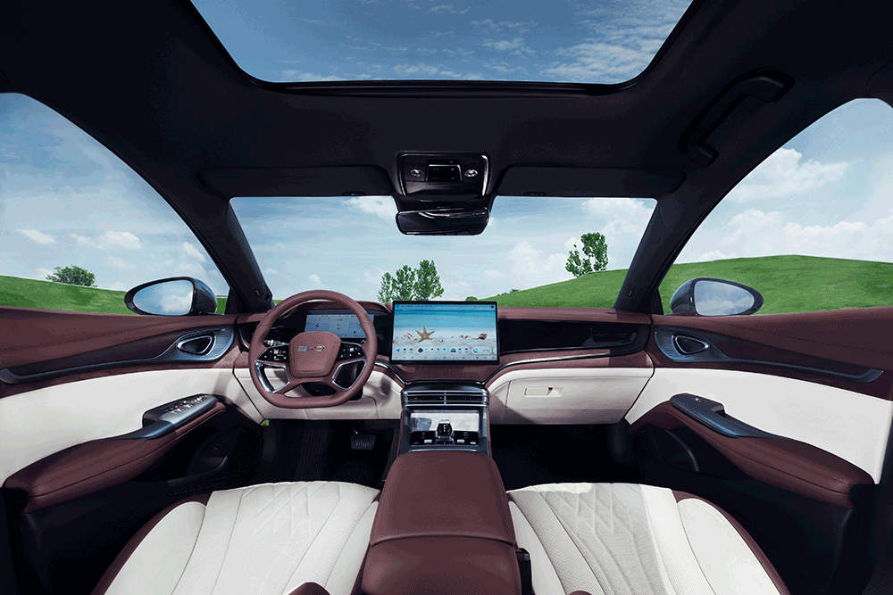 8月25日，比亞迪海洋網(wǎng)“新一代主流中型轎車(chē)”——海豹DM-i在成都車(chē)展正式開(kāi)啟預(yù)售，共6款車(chē)型，預(yù)售價(jià)格為17.68萬(wàn)-24.68萬(wàn)元。