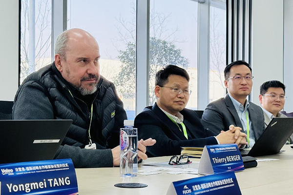 從左至右：法雷奧熱系統(tǒng)中國區(qū)副總裁Thierry Berger、熱系統(tǒng)中國區(qū)動力總成運營總監(jiān)王晶、熱系統(tǒng)中國區(qū)研發(fā)總監(jiān)楊乾洪、平臺經(jīng)理孫鍵淇