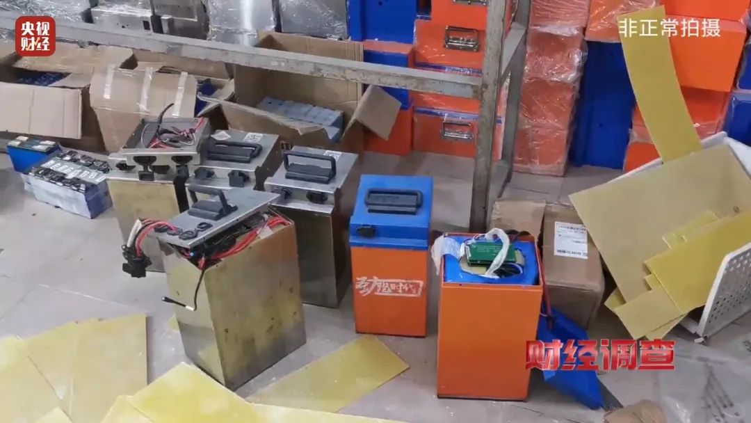 巨大安全隱患！“三無(wú)”鋰電池黑作坊，竟藏身居民樓！記者調(diào)查現(xiàn)場(chǎng)，突然起火→