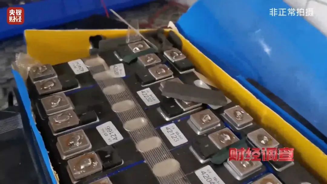 巨大安全隱患！“三無(wú)”鋰電池黑作坊，竟藏身居民樓！記者調(diào)查現(xiàn)場(chǎng)，突然起火→