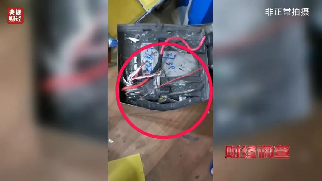 巨大安全隱患！“三無(wú)”鋰電池黑作坊，竟藏身居民樓！記者調(diào)查現(xiàn)場(chǎng)，突然起火→