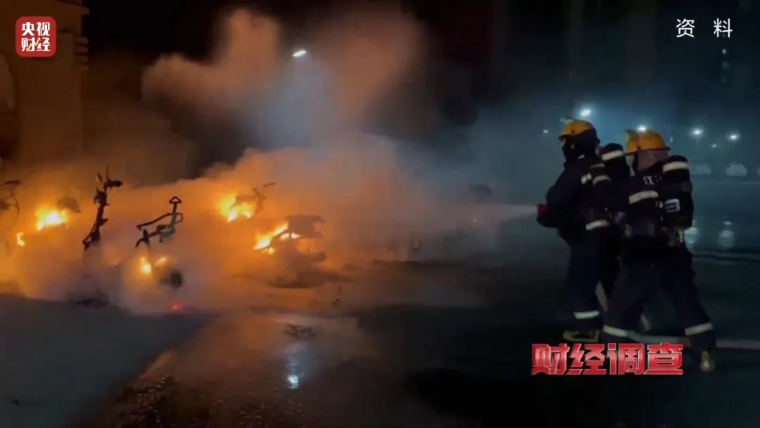 巨大安全隱患！“三無”鋰電池黑作坊，竟藏身居民樓！記者調查現場，突然起火→