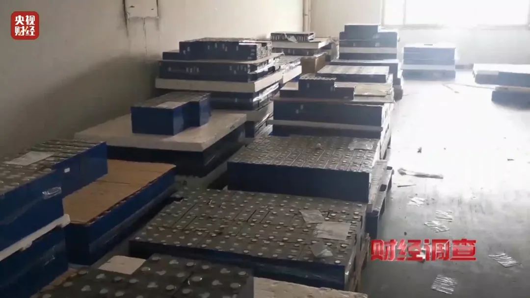 巨大安全隱患！“三無”鋰電池黑作坊，竟藏身居民樓！記者調查現場，突然起火→