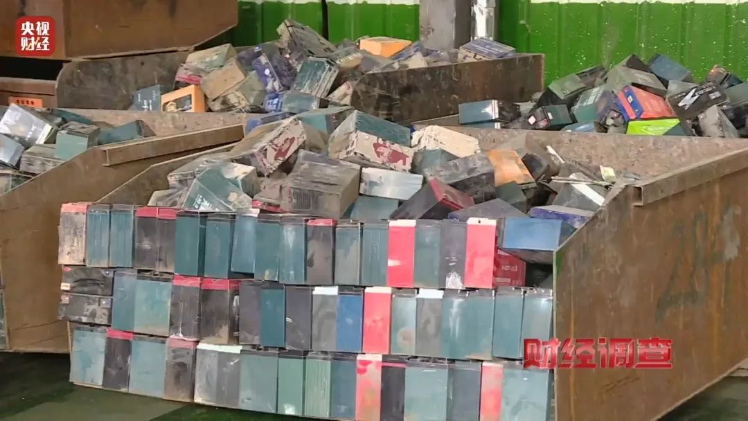 巨大安全隱患！“三無”鋰電池黑作坊，竟藏身居民樓！記者調查現場，突然起火→