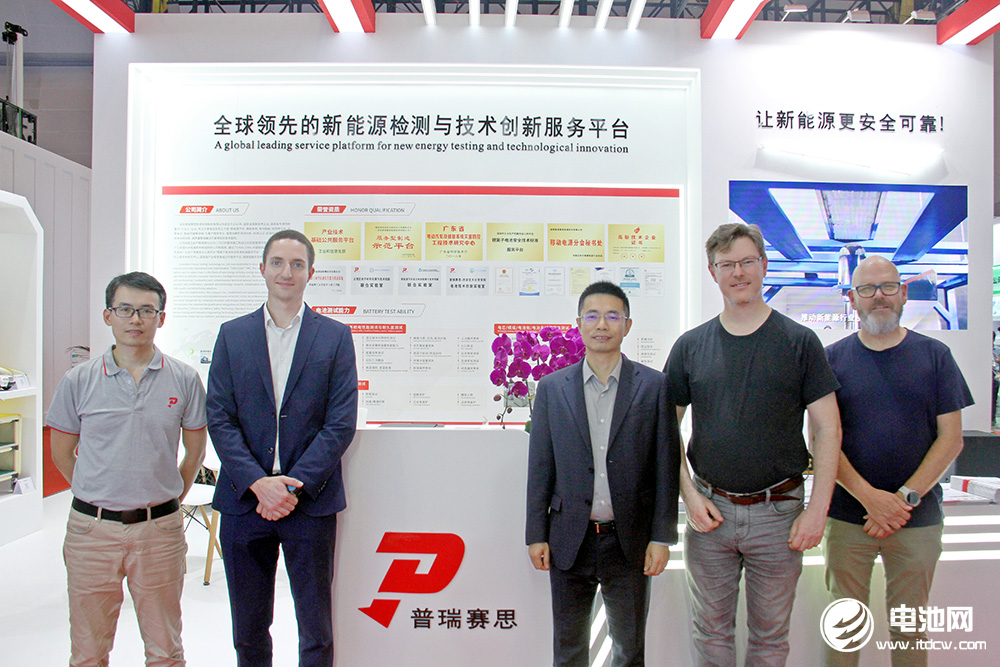 普瑞賽思董事長(zhǎng)兼總經(jīng)理許輝勇（左三）