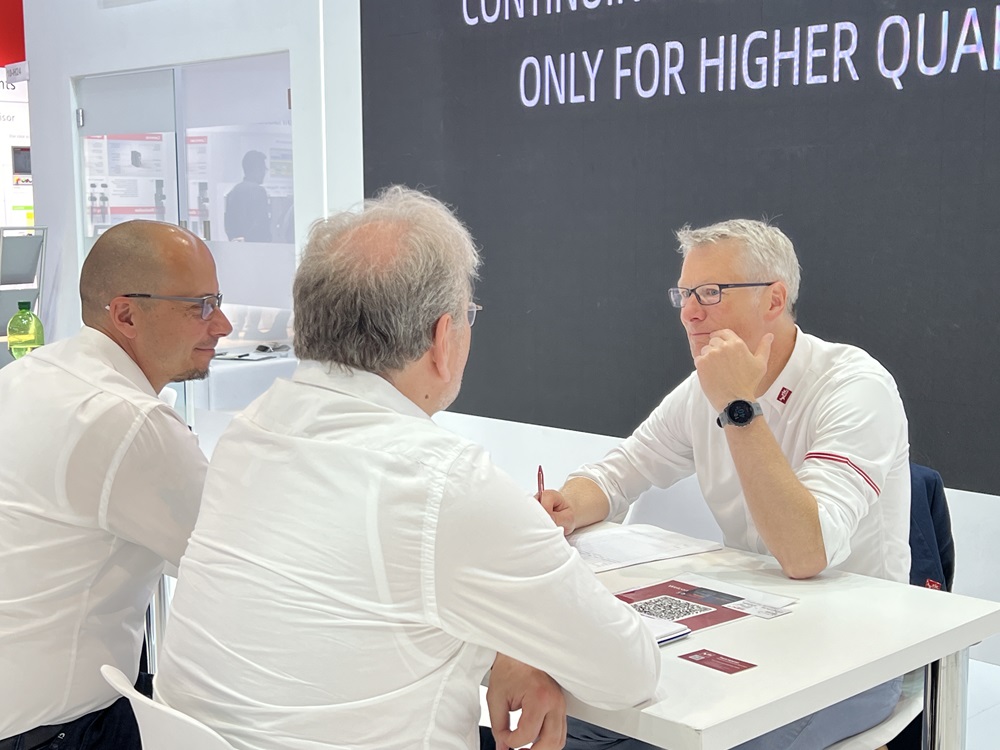 利元亨閃耀2024歐洲電池展 攜固態電池核心裝備等創新工藝亮相