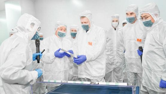 菲佐總理在國軒高科大眾UC工廠產線內仔細端詳標準電芯