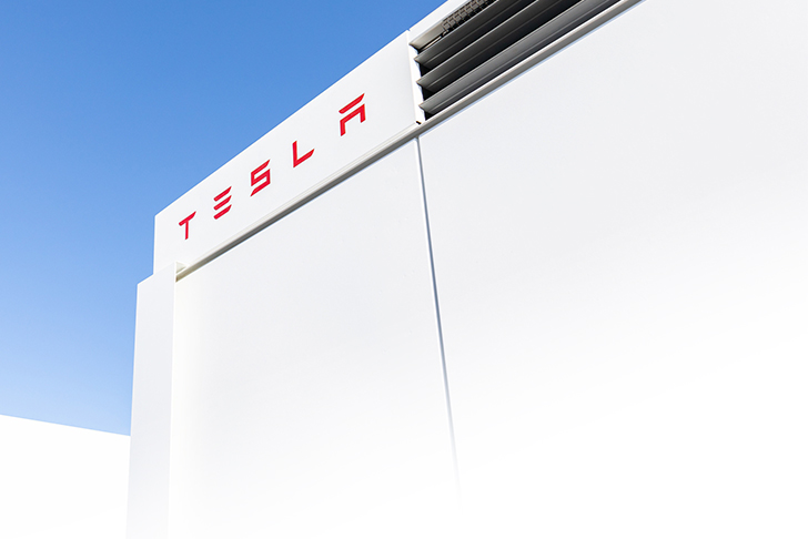 特斯拉荷蘭儲(chǔ)能再發(fā)火情！中國(guó)上海儲(chǔ)能超級(jí)工廠預(yù)計(jì)一季度投產(chǎn)