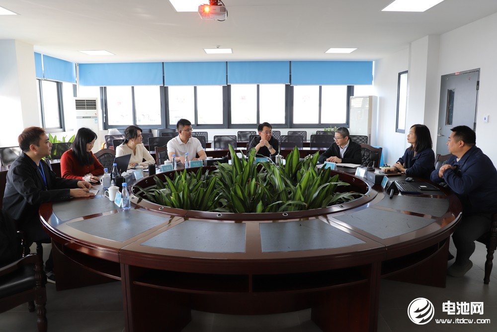 中國電池新能源產業鏈調研采訪團一行參觀考察三圈電池